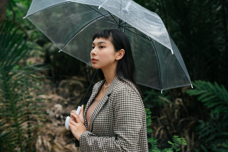 雨天穿搭！看5位KOL示範時髦有型的下雨天造型靈感